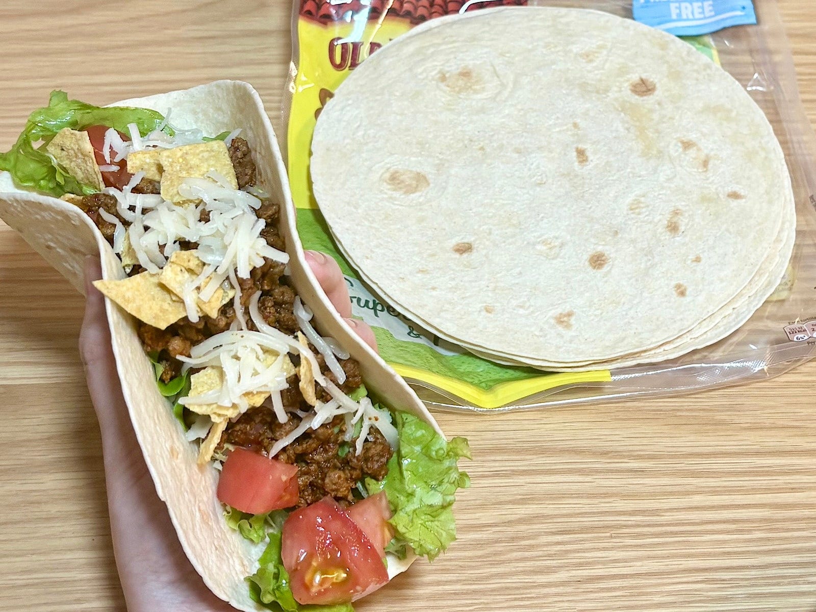 トルティーヤは直径約18cm。好きな具材を巻いて食べるだけ！