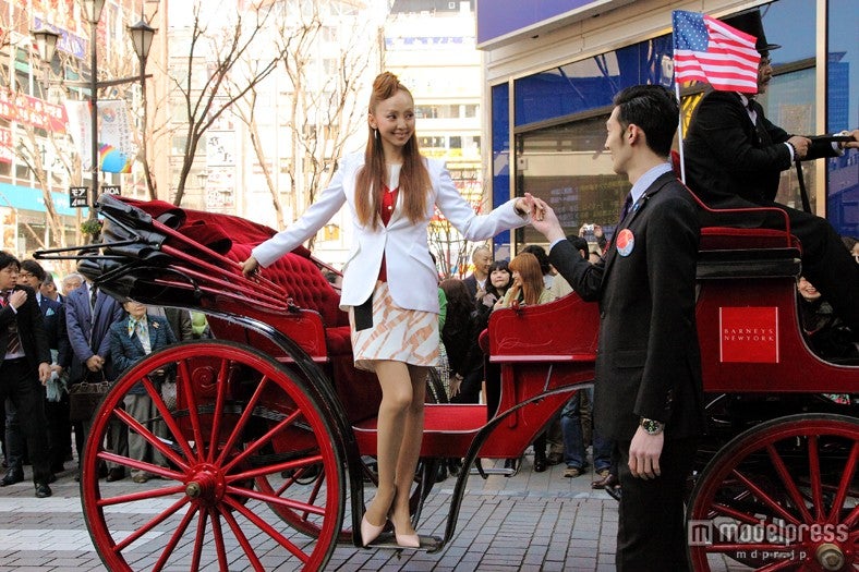 ミニスカで美脚を披露した神田うの