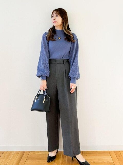 グレーのワイドパンツのきれいめカジュアルコーデ
