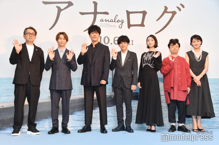 (左から)タカハタ秀太監督、藤原丈一郎、桐谷健太、二宮和也、波瑠、浜野謙太、板谷由夏(C)モデルプレス