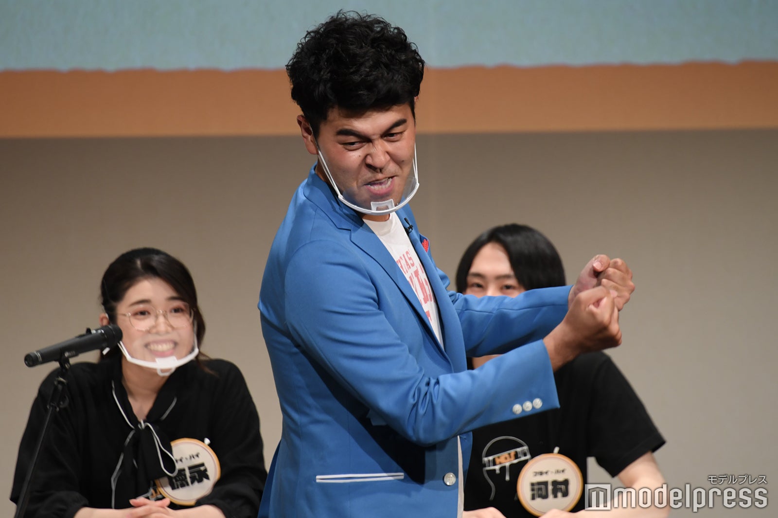 バック駐車が苦手な阿部寛（卓也）／（C）モデルプレス