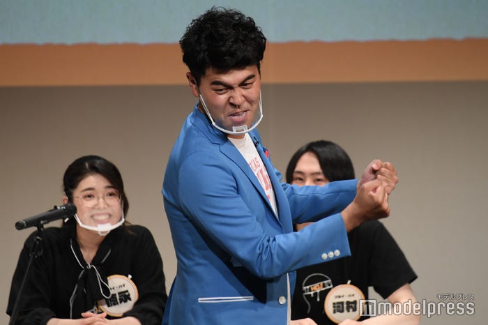 バック駐車が苦手な阿部寛(卓也)/(C)モデルプレス