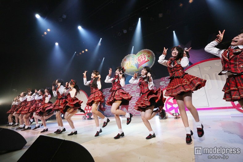 AKB48チーム8、オリジナル楽曲を初披露　突然のサプライズ発表に会場騒然