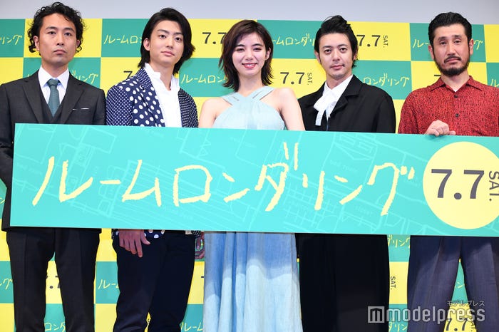 (左から)片桐健滋監督、健太郎、池田エライザ、オダギリジョー、渋川清彦(C)モデルプレス