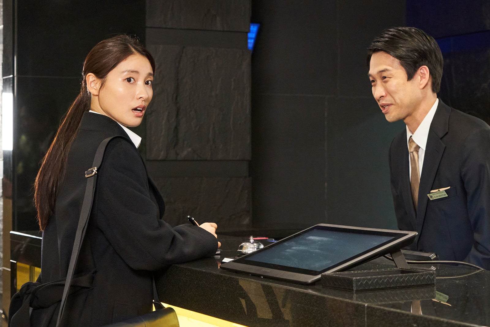 （左）土屋太鳳「警部補ダイマジン」第1話より（C）テレビ朝日