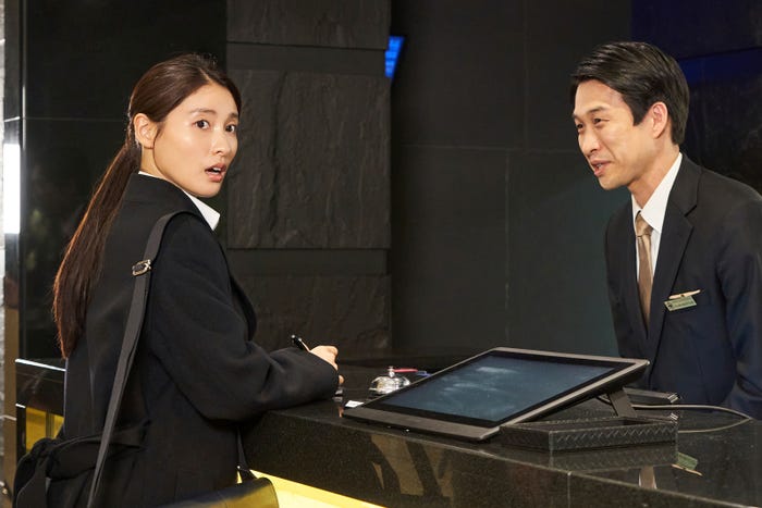 (左)土屋太鳳「警部補ダイマジン」第1話より(C)テレビ朝日