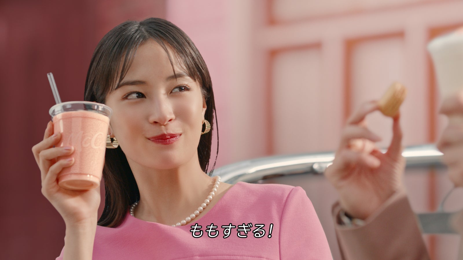 広瀬すず「マックカフェ『しあわせすぎるっ！もも』篇」より（提供写真）