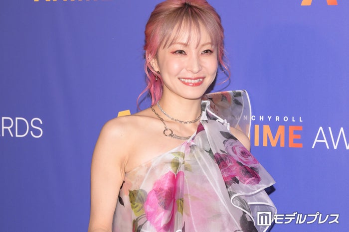 LiSA、パンクな衣装＆網タイツで美脚スラリ「最高にクール」「唯一無二のオーラ」と反響