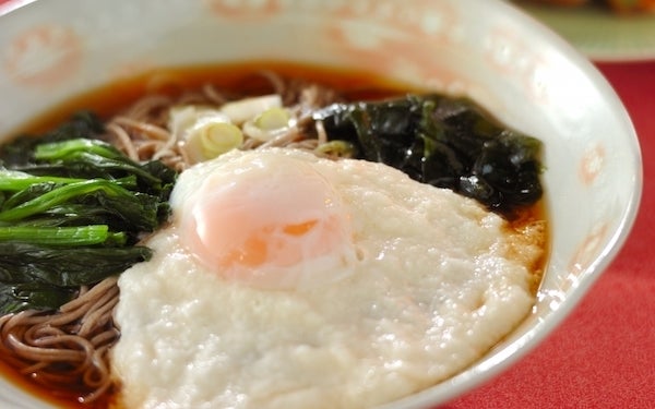 懐かしい香りに心も体も癒される、思わずリピートしたくなる「月見とろろそば」