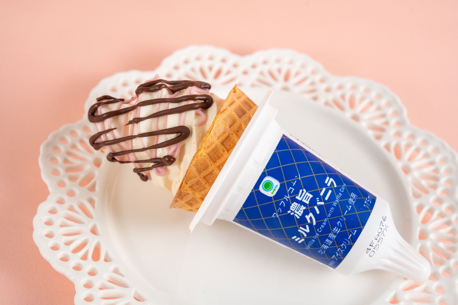 ワッフルコーン濃旨ミルクバニラ × カラフルチョコソース／提供画像