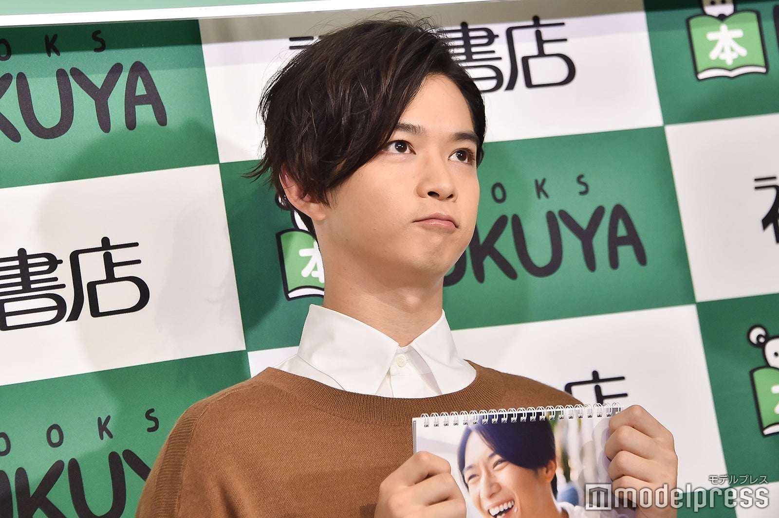 悩む千葉雄大 （C）モデルプレス