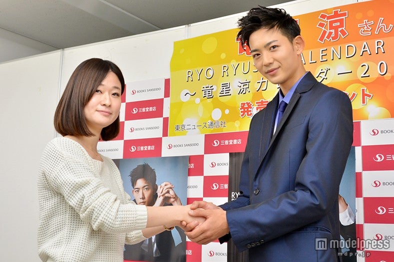 ファンと握手をする竜星涼（右）
