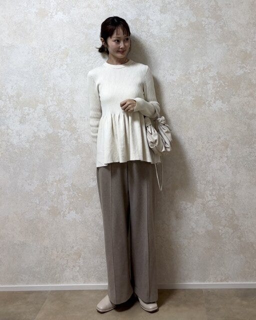 GUペプラムニットプルオーバーとベージュパンツのワントーンコーデ