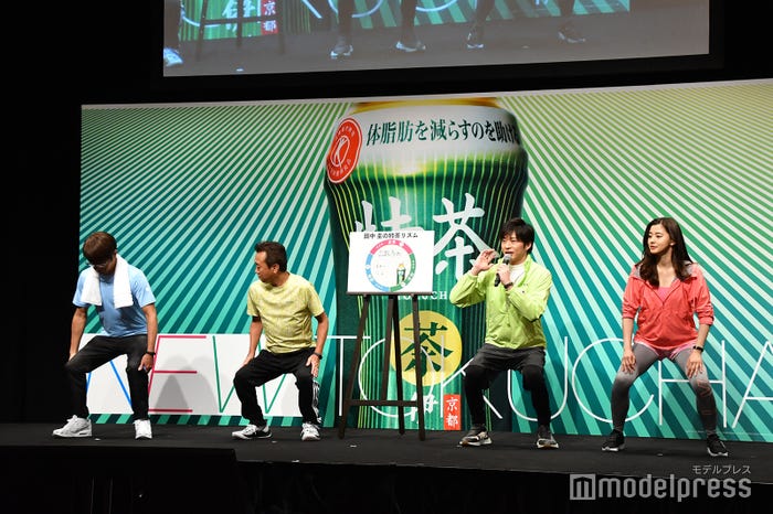 ジャンプスクワットを実演した大竹一樹、三村マサカズ、田中圭、朝比奈彩(C)モデルプレス