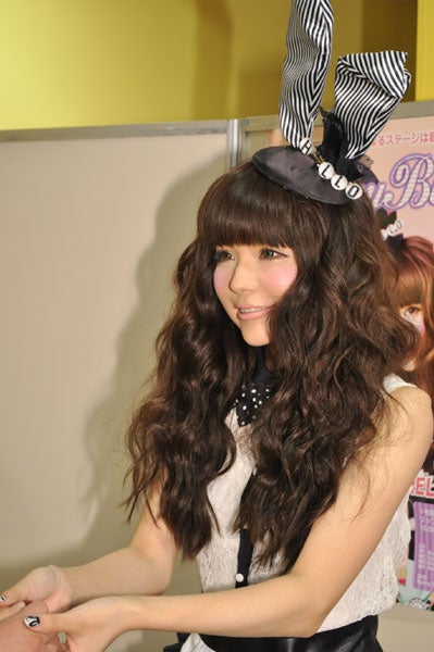 ファンと握手するMilkyBunny（益若つばさ）