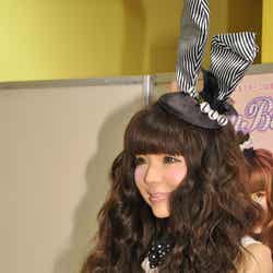 ファンと握手するMilkyBunny(益若つばさ)