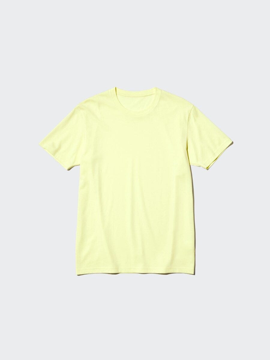 明るい黄色のクルーネック半袖Tシャツが平置きされている