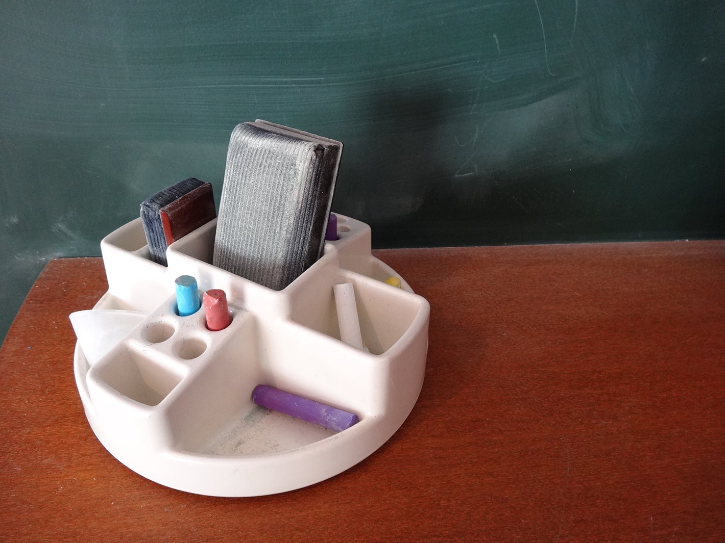 連絡用の黒板「TERRACE HOUSE OPENING NEW DOORS」（C）フジテレビ／イースト・エンタテインメント