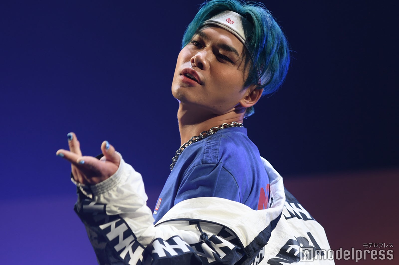 “紗栄子マネージャー”万太郎、鮮やかブルーヘア＆ネイルで存在感放つ 投げKISSも披露＜TGC teen 2022 Fukuoka＞