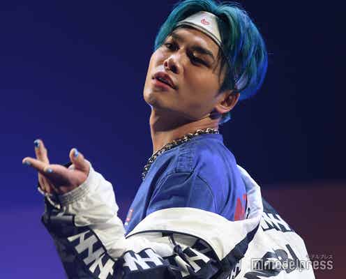 “紗栄子マネージャー”万太郎、鮮やかブルーヘア&ネイルで存在感放つ 投げKISSも披露<TGC teen 2022 Fukuoka>