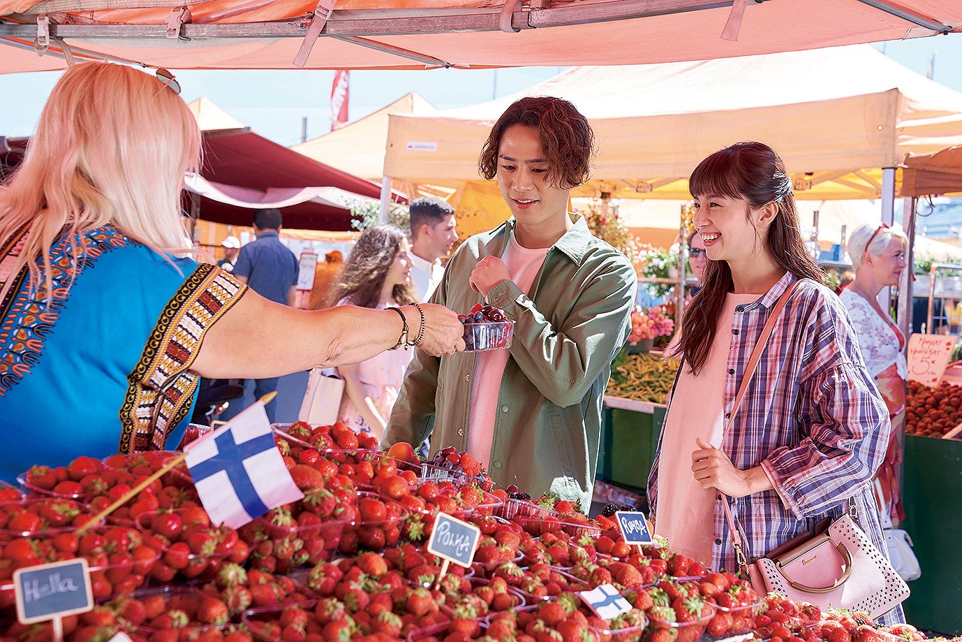 仲良く朝市を楽しむシーンも／（C）2019 映画「雪の華」製作委員会
