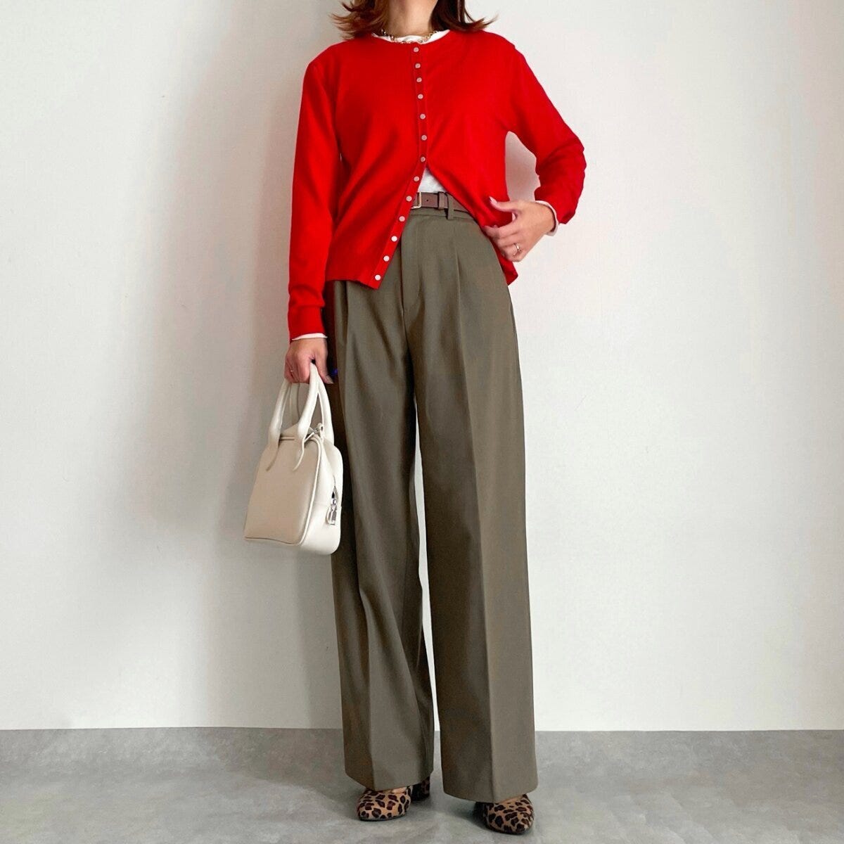 ユニクロタックワイドパンツ　OLIVE　赤トップスコーデ