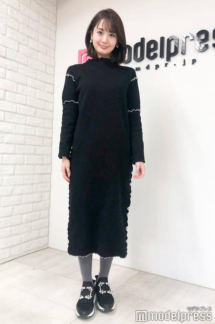取材日の私服。黒のニットワンピースがお似合いでした(C)モデルプレス