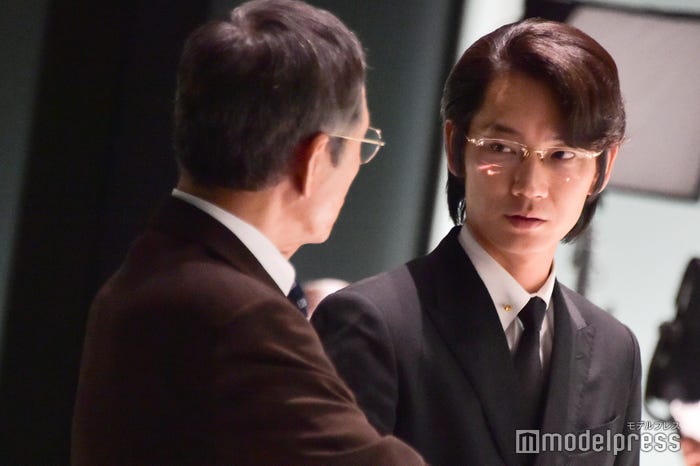 綾野も小林に応じるように熱く語る(C)モデルプレス