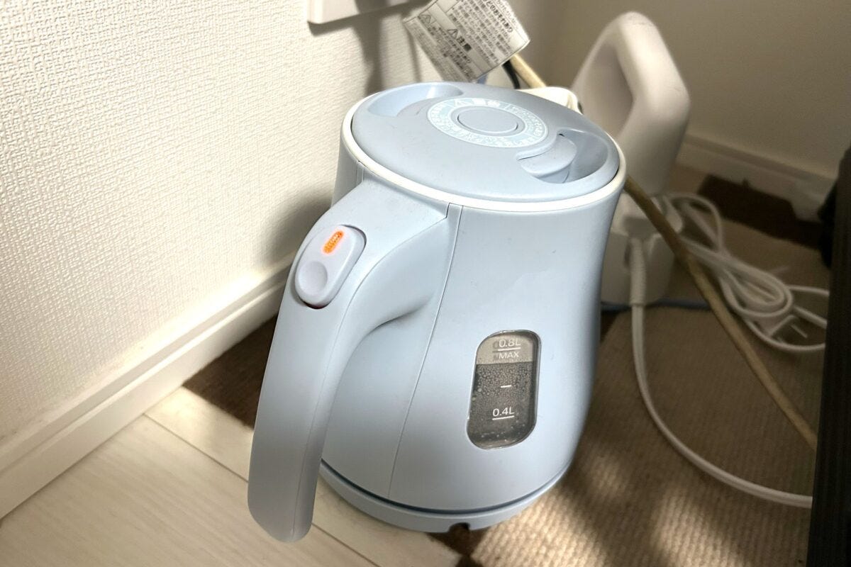 洗浄中の電気ケトル