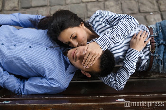 彼が気を抜いている瞬間を狙って(photo by teksomolika/Fotolia)