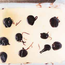 手順5：チーズケーキの生地を流し入れ、残しておいたブラウニー生地をスプーンで適当にのせる／画像提供：柏原歩