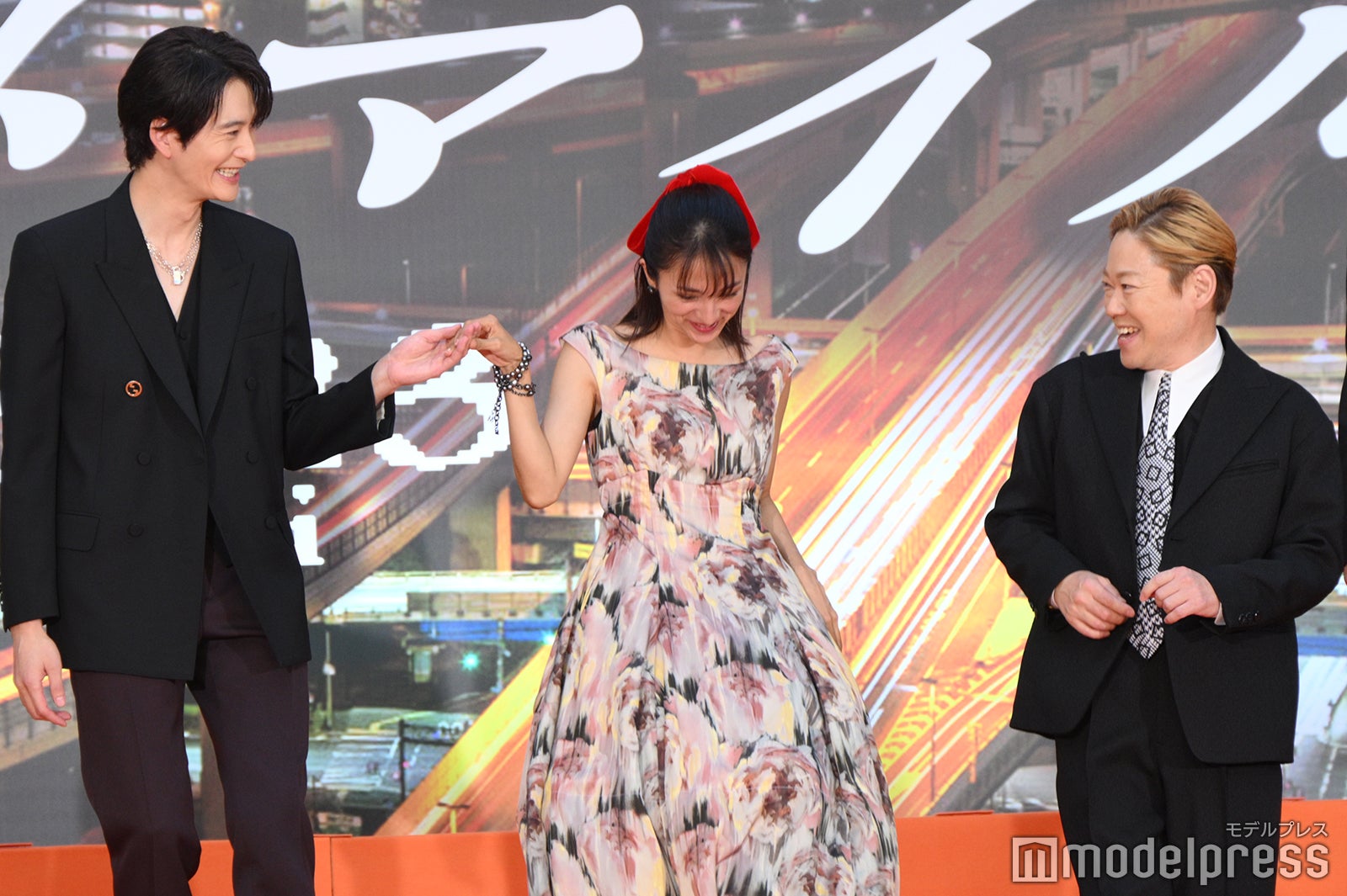 阿部サダヲ（右）とアイコンタクトを取りながらエスコートする岡田将生、満島ひかり（C）モデルプレス