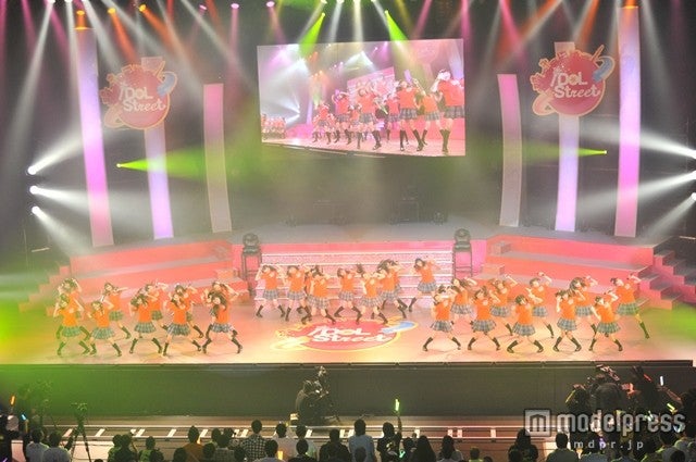 「avexアイドルオーディション2012」合格発表のステージ（中野サンプラザ）でのパフォーマンス写真