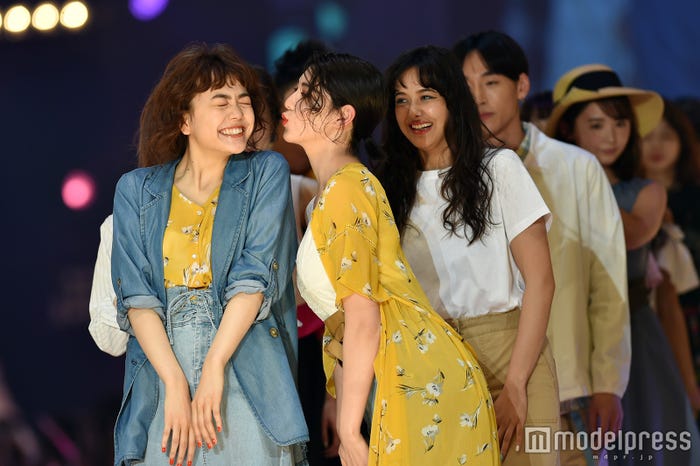 松井愛莉、三吉彩花/「札幌コレクション2017」 (C)モデルプレス