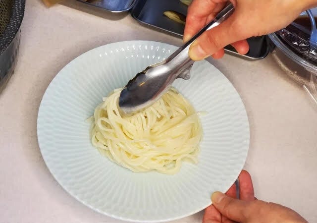 しっかり水気をきった素麺を器に盛る。