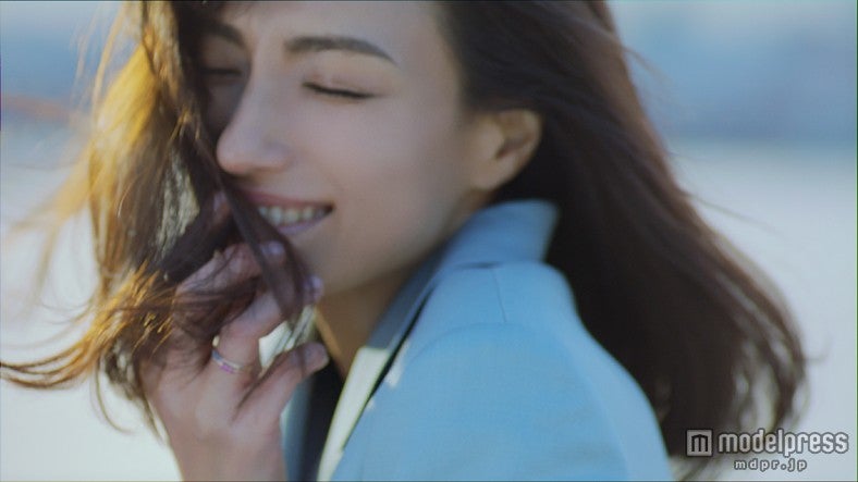 佐田真由美／新CM「オンナを遊べ！」篇より