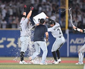 ロッテ・山口 今季3度目のサヨナラ打「松川に『バケツ用意しておけよ』」ウォーターシャワー用の水を発注「絶対決めてやると思った、サヨナラ男なんで」有言実行の殊勲打