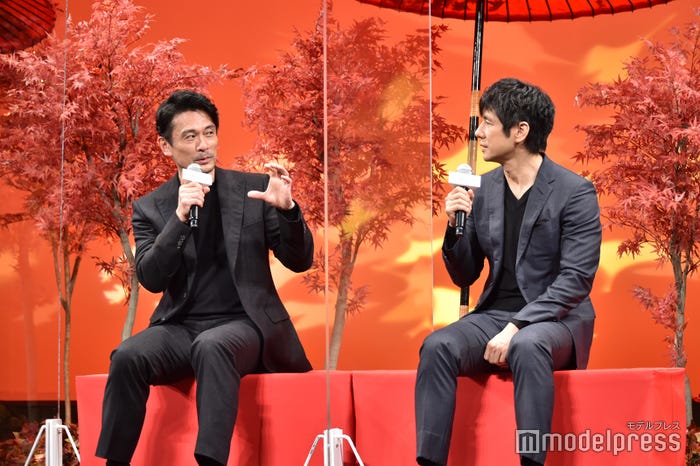 西島秀俊との自撮りシーンを回想する内野聖陽(C)モデルプレス