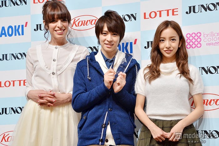 (左から)IVAN、グランプリの西銘駿さん、板野友美