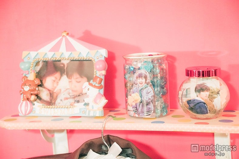 壁には利太との2ショット（C）2015 映画「ヒロイン失格」製作委員会