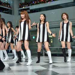 新曲「わがまま 気のまま 愛のジョーク」「愛の軍団」(8月28日リリース)を披露したモーニング娘。