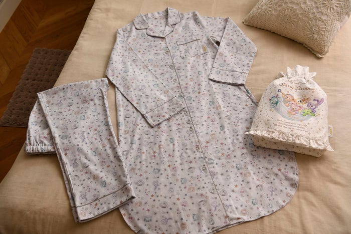 パジャマワンピースセットM、L各6,500円(C)Disney