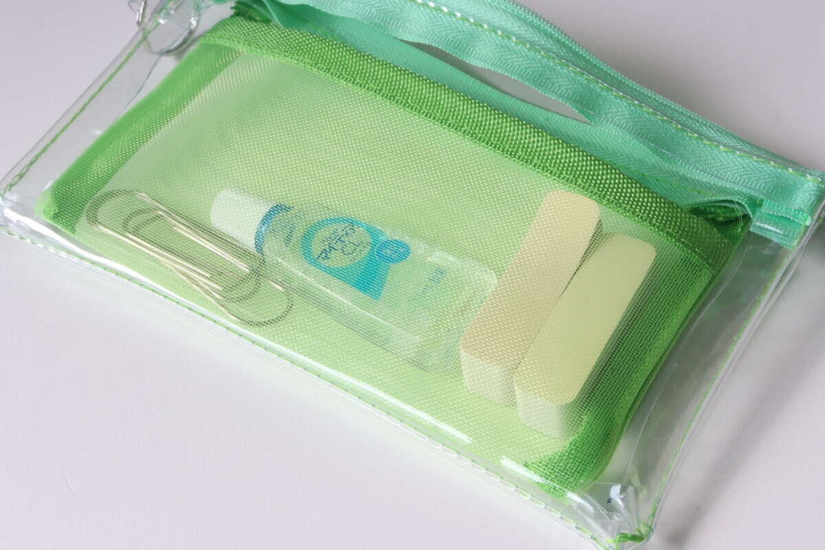 ダイソー メッシュポケット付ペンケース ダイソーのメッシュポケット付ペンケースにクリップと目薬と付箋を収納した様子