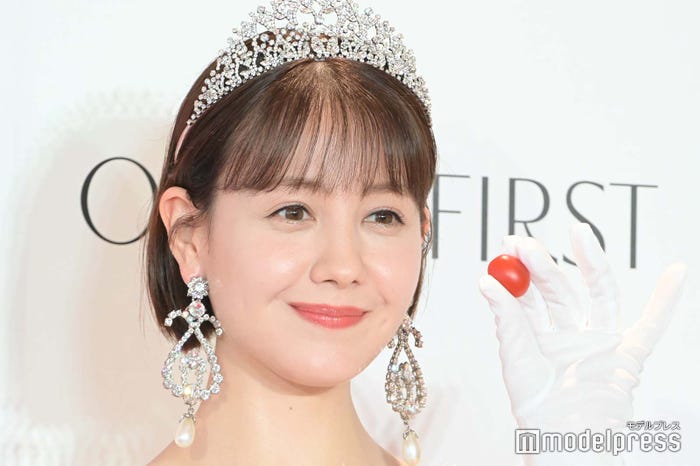 トマトを持ったトリンドル玲奈(C)モデルプレス
