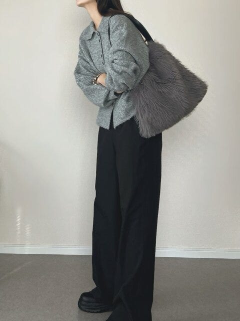 2025冬大人女性グレーニット襟付きシンプルコーデ