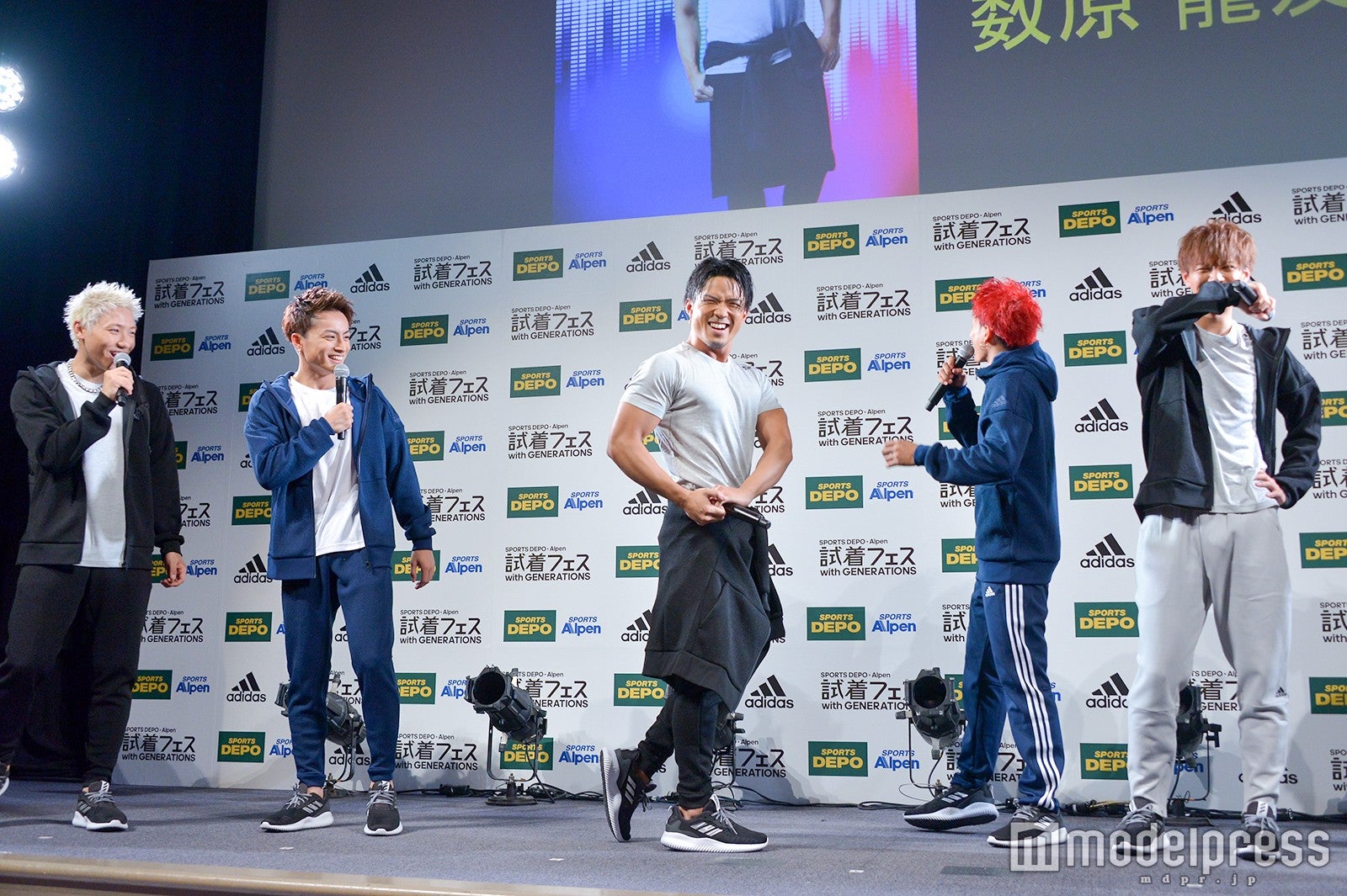 メンバーからは「冷蔵庫！」「キレてるよ！」と声援が飛んでいました （C）モデルプレス （C）モデルプレス