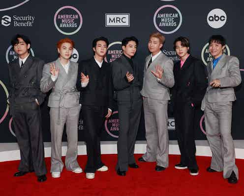 BTS、“SUGAはオレンジヘア”「AMAs」で最新ビジュアル話題 コールドプレイとのステージに会場熱狂