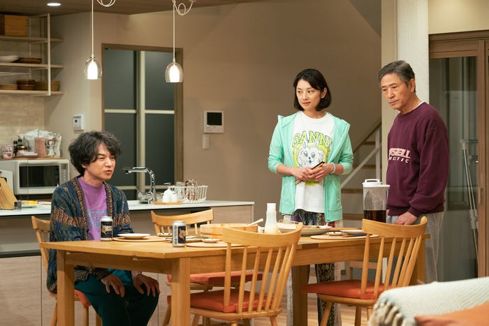 吉岡秀隆、小池栄子、小林薫「コタツがない家」第2話より(C)日本テレビ