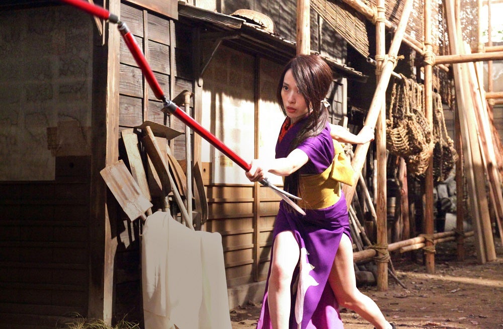 戸田恵梨香、スリット入り艶やか衣装で木村拓哉と壮絶バトル