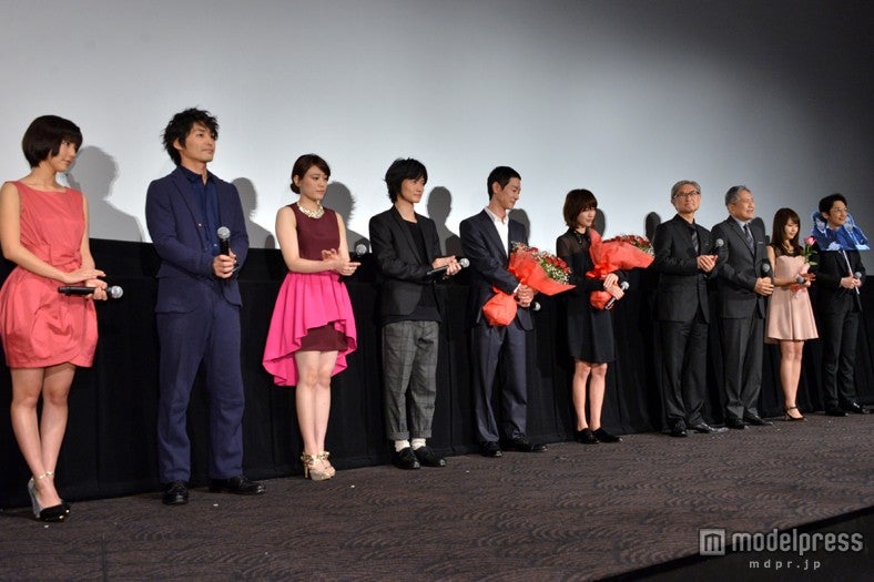 （左から）真野恵里菜、安田顕、福田沙紀、神木隆之介、加瀬亮、戸田恵梨香、堤幸彦監督、竜雷太、有村架純、岡田浩暉